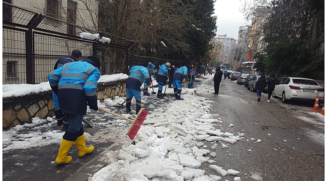 DULKADİROĞLU SOKAKLARINDA KAR TEMİZLİĞİ DEVAM EDİYOR