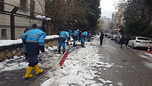 DULKADİROĞLU SOKAKLARINDA KAR TEMİZLİĞİ DEVAM EDİYOR