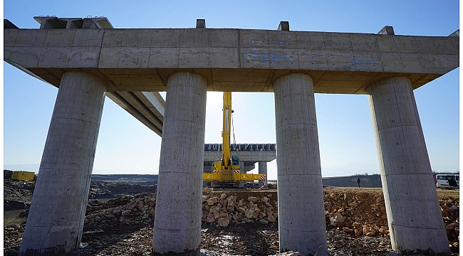 YENİ KÖPRÜDE SON KİRİŞLER KOYULUYOR