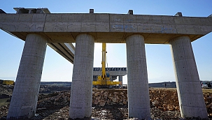 YENİ KÖPRÜDE SON KİRİŞLER KOYULUYOR