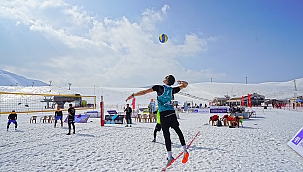 YEDİKUYULAR'DA KAR VOLEYBOLU AVRUPA TURU BAŞLADI