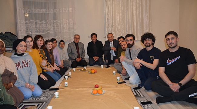 Kahramanmaraş Sütçü İmam Üniversitesi (KSÜ) Rektörü Prof. Dr. Niyazi Can,İftarda Öğrenci Evine Misafir Oldu