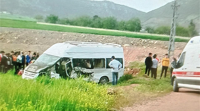 Kahramanmaraş'ta öğrenci servisi ile motosiklet çarpıştı!