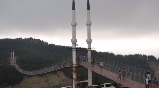 4 minareli yaya köprüsü dikkat çekiyor..