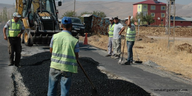 EKİNÖZÜNDE YOLLARDA YAMA ÇALIŞMASI