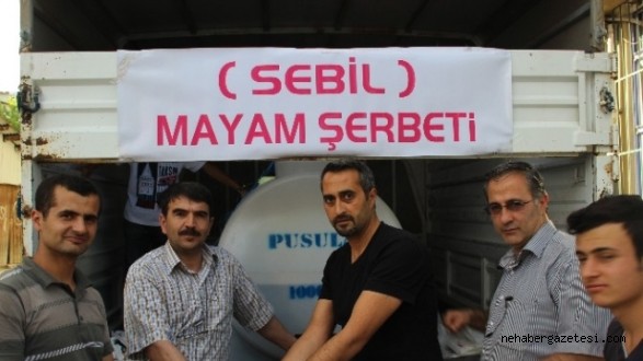 Her Ramazan'da Meyan Şerbeti Dağıtıyor