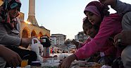 Abdulhamithan Camii'nde, Türk - Suriyeli Kardeşlik Sofrası