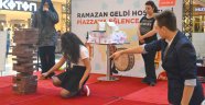 Piazza'da Ramazan çok renkli