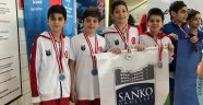 -SANKO OKULLARI YÜZÜCÜLERİNİN BAYRAK YARIŞI BAŞARISI