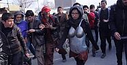 Zırh Giyip Sokağa Çıkarak Tecavüz Olaylarını Protesto Etti