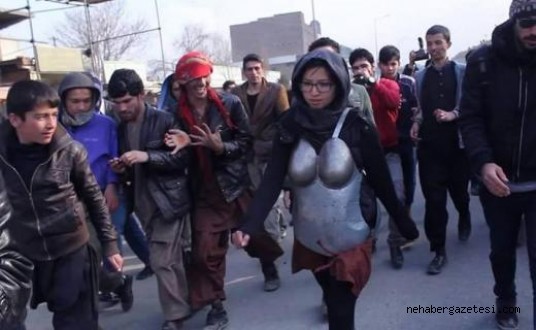 Zırh Giyip Sokağa Çıkarak Tecavüz Olaylarını Protesto Etti
